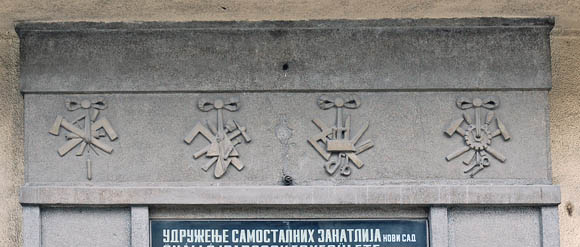 Simboli zanata na fasadi iznad ulaza